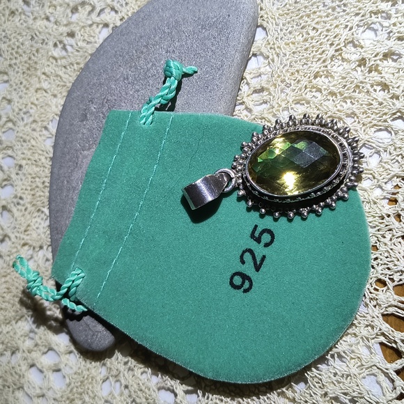 Sterling silver beautiful pendant with lemon quartz. - Picture 1 of 5